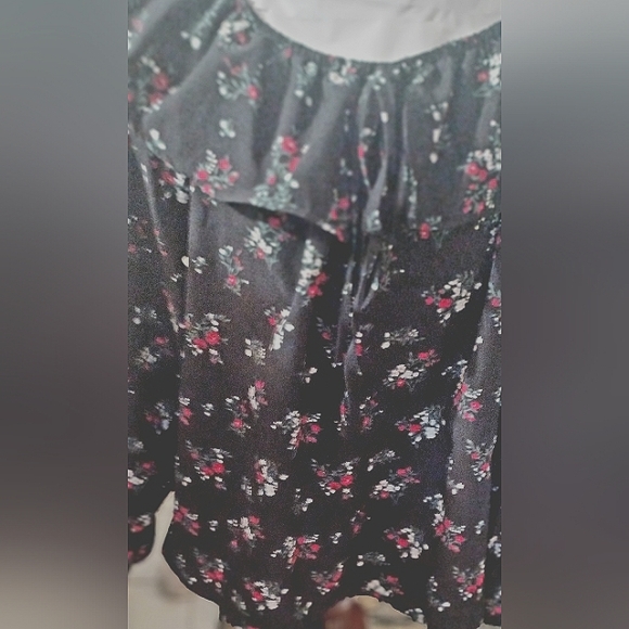 Long sleeved Navy flowered blouse with neck ruffle and small opening with a bow - Picture 2 of 5